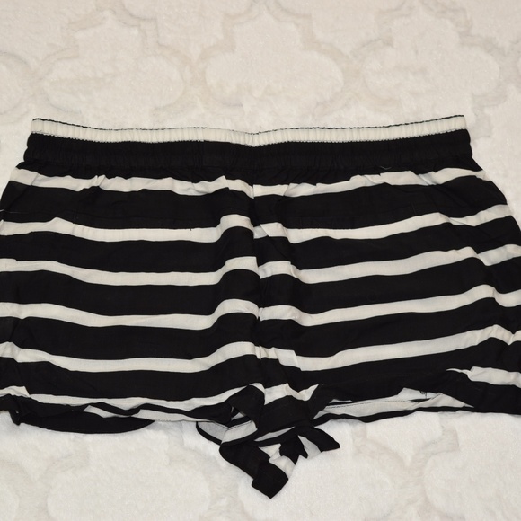 NWT French Connection Black & White Striped Shorts - Picture 2 of 3